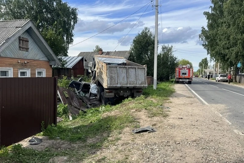 Водитель Renault попал в больницу после серьёзного ДТП с КАМАЗом в Архангельской области
