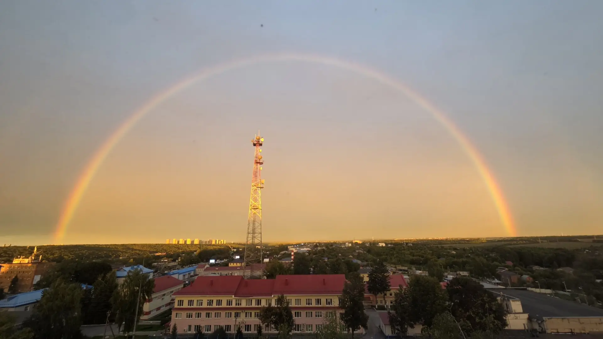 😍🌈 Сегодня было невероятно красиво — радуга на закате