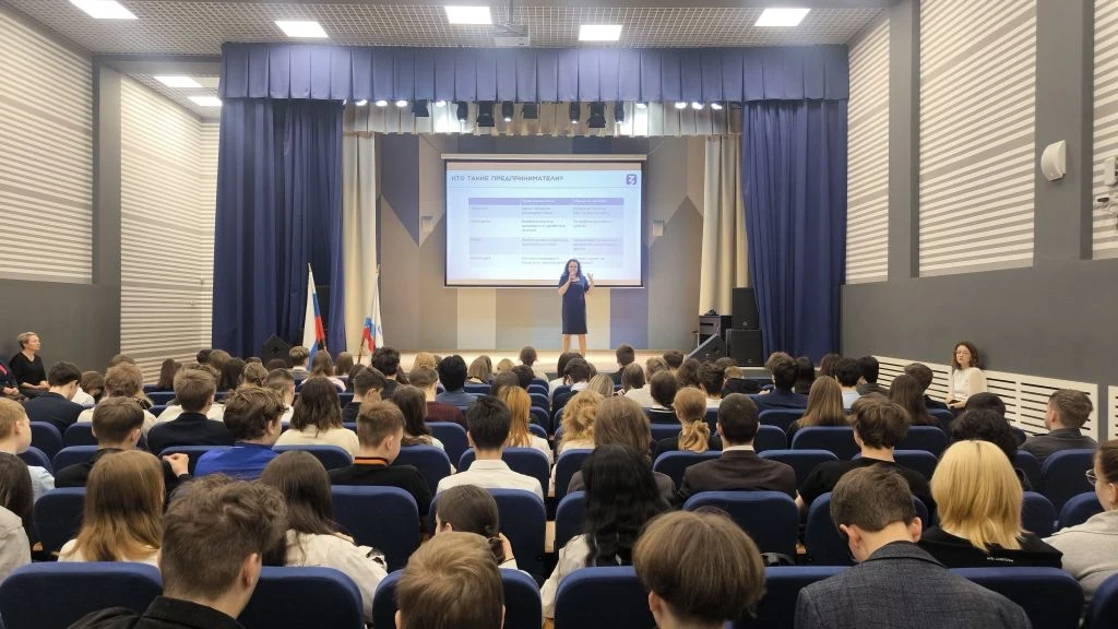 16 марта в рамках урока "Разговоры о важном" перед учениками 7-ых, 9-ых, 10-ых и 11-ых классов с тем