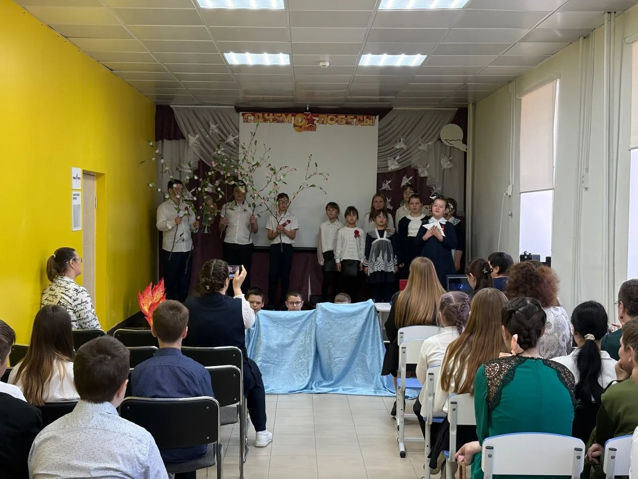 9 Мая — день, который трогает сердце каждого. Сегодня наша школа почтила память героев ...