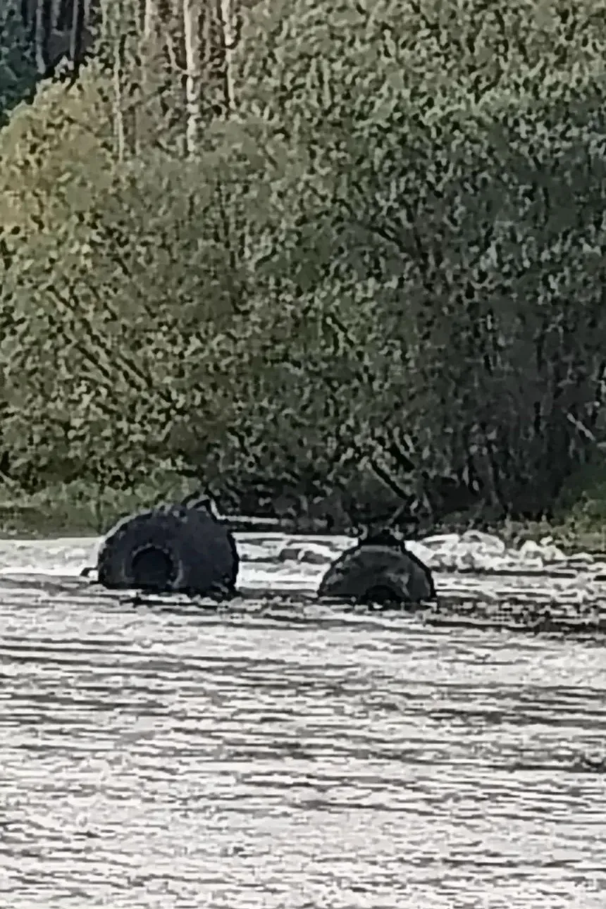 На реке Сосьва утонул водитель съехавшего в воду автомобиля