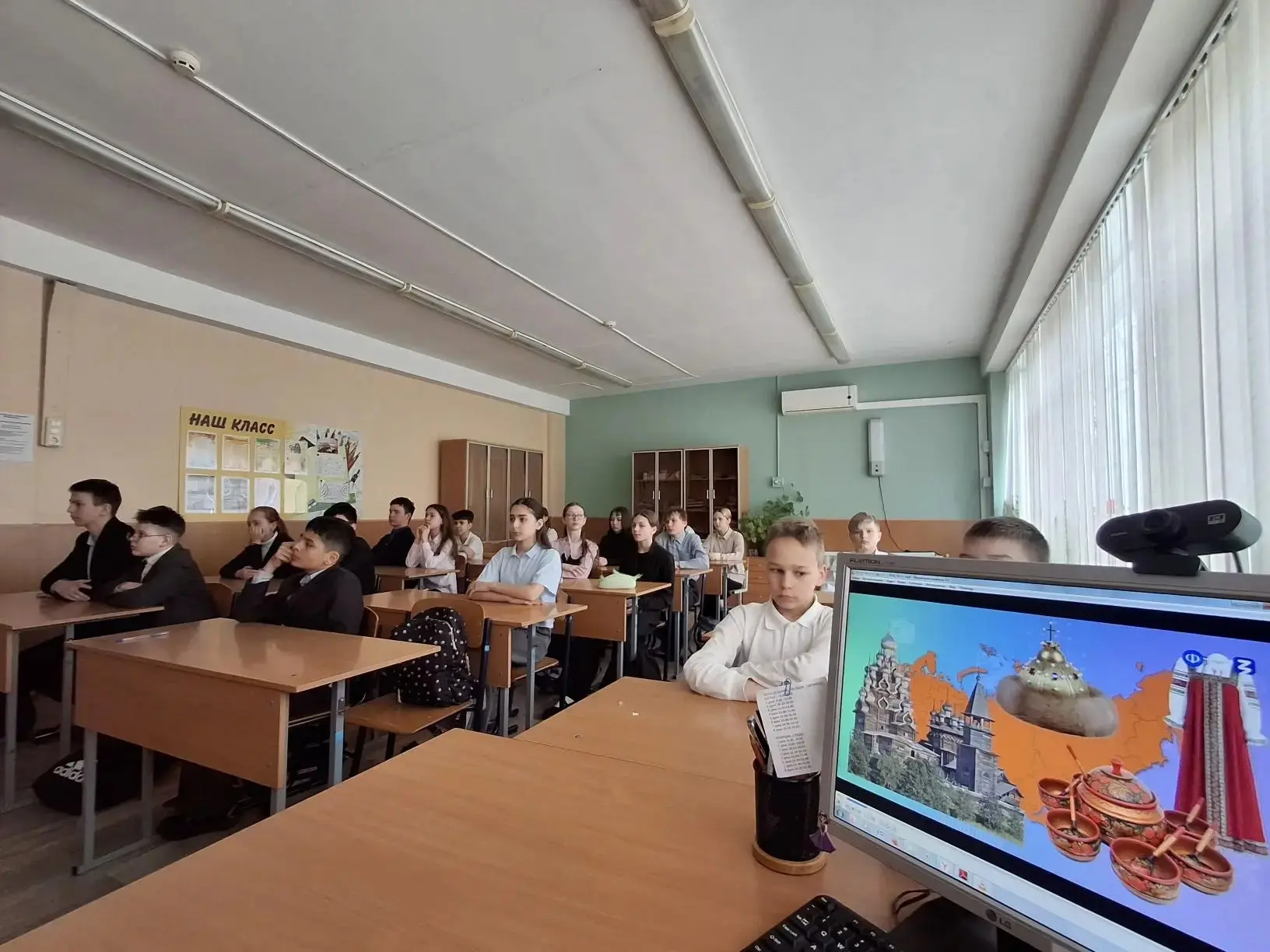 Сегодня профориентационный четверг, и тема занятия у шестиклассников - "Россия творческая: культура 