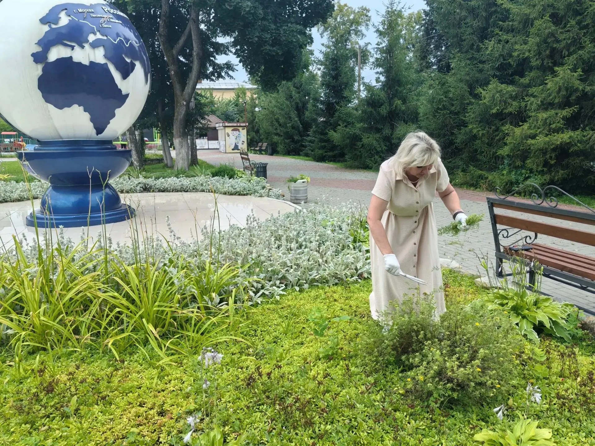🌿 Сегодня территория возле нашего Дома культуры заметно похорошела! 🌿 
Наши трудолюбивые сотрудник