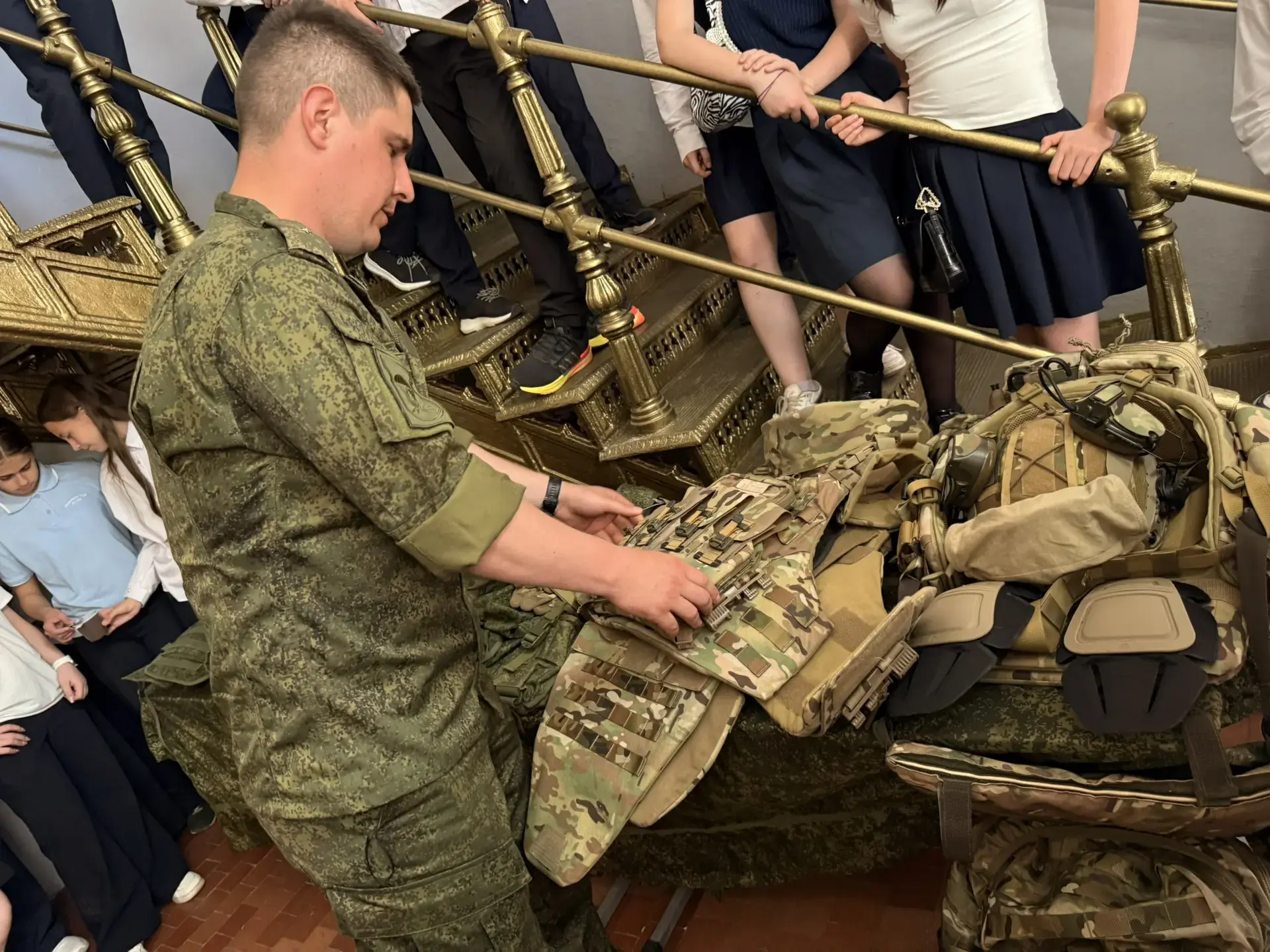 🇷🇺 Сила – в правде, гордость – в истории!  Ученики из 7 "БВИ" и 8 "В" классов вместе со своими класс