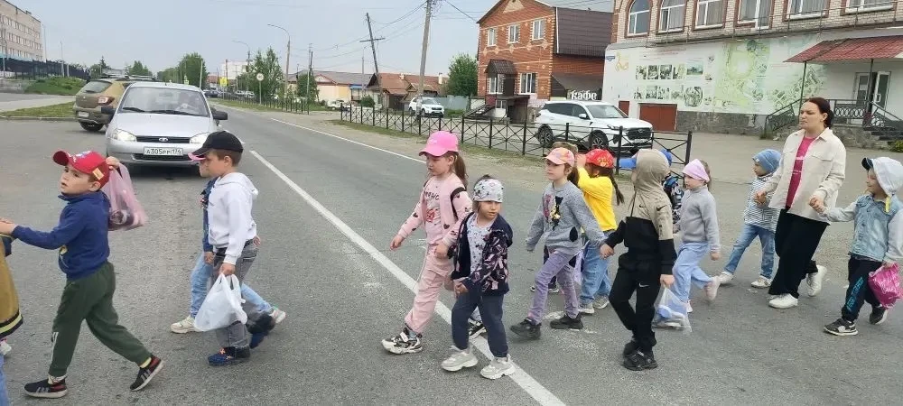 🚦👧🧸 Дети старшей группы «Смешарики» закрепили знания ПДД на практике 🚸