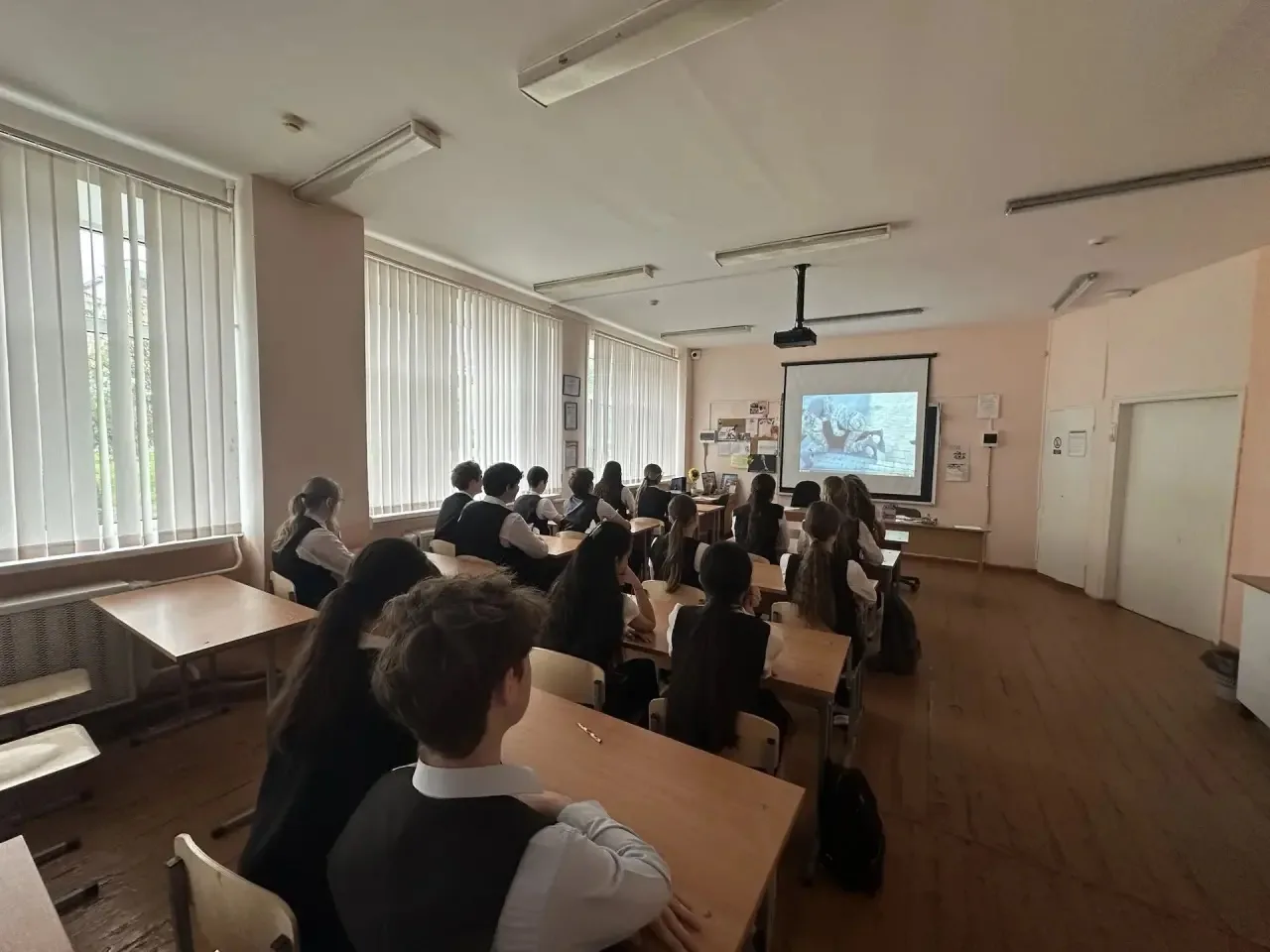 📢 Учащиеся 8‑х классов познакомились с социальным видеороликом «Расходник»  Ученики восьмых классов 