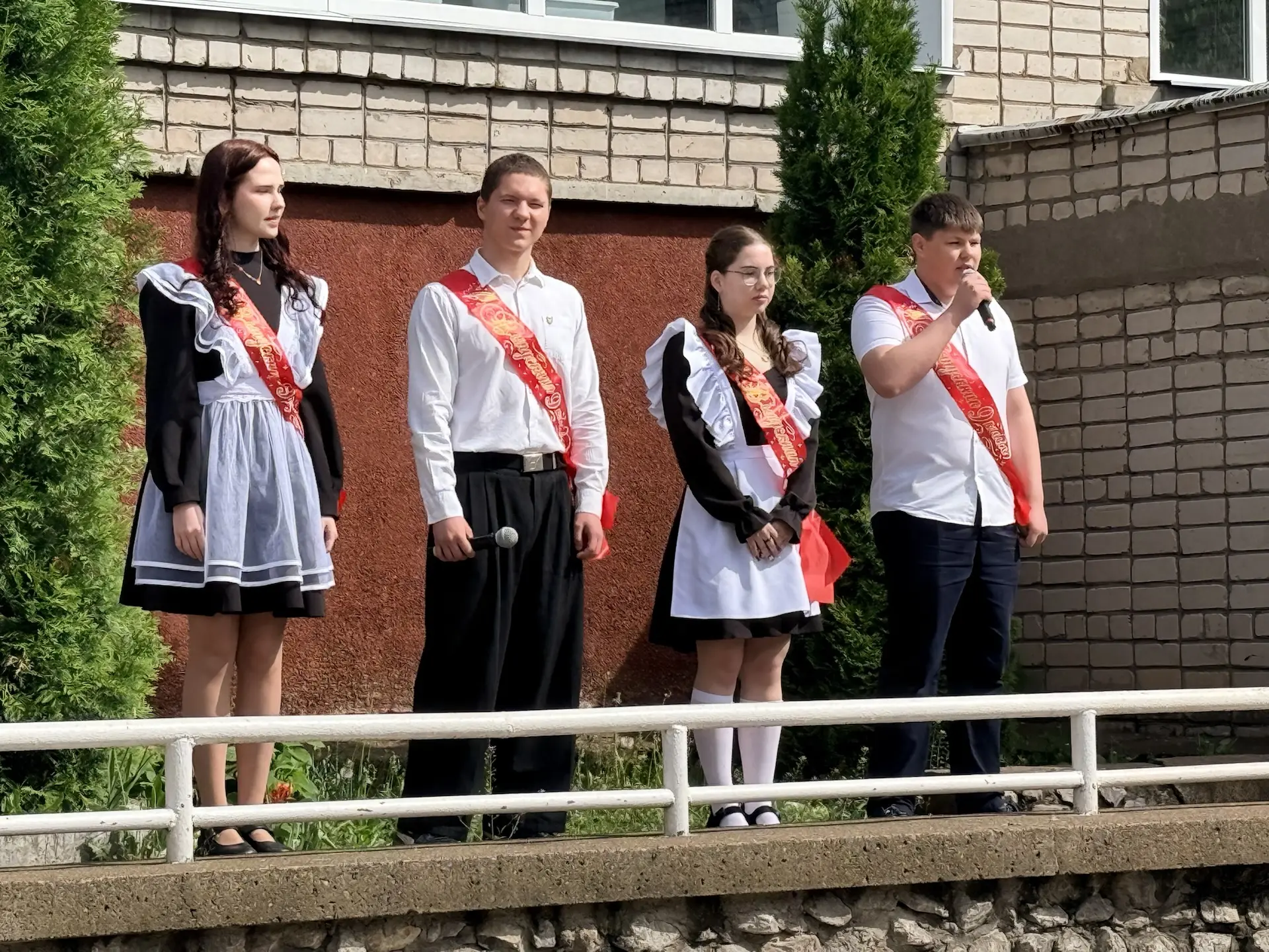 Сегодня для девятиклассников торжественно прозвенел 🎈 последний звонок — момент, наполненный и радос