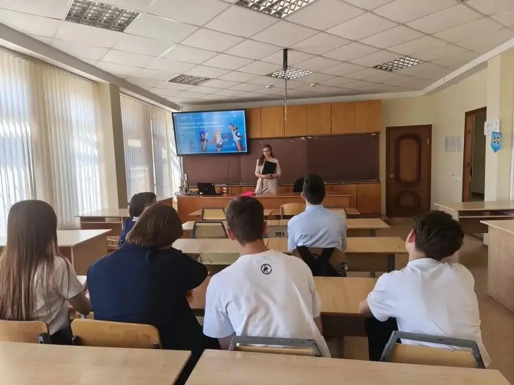 ✨ «Цифровой ликбез» в школе № 38! 

С учениками 8 «Б» класса встретилась Мария Скворцова, консультан