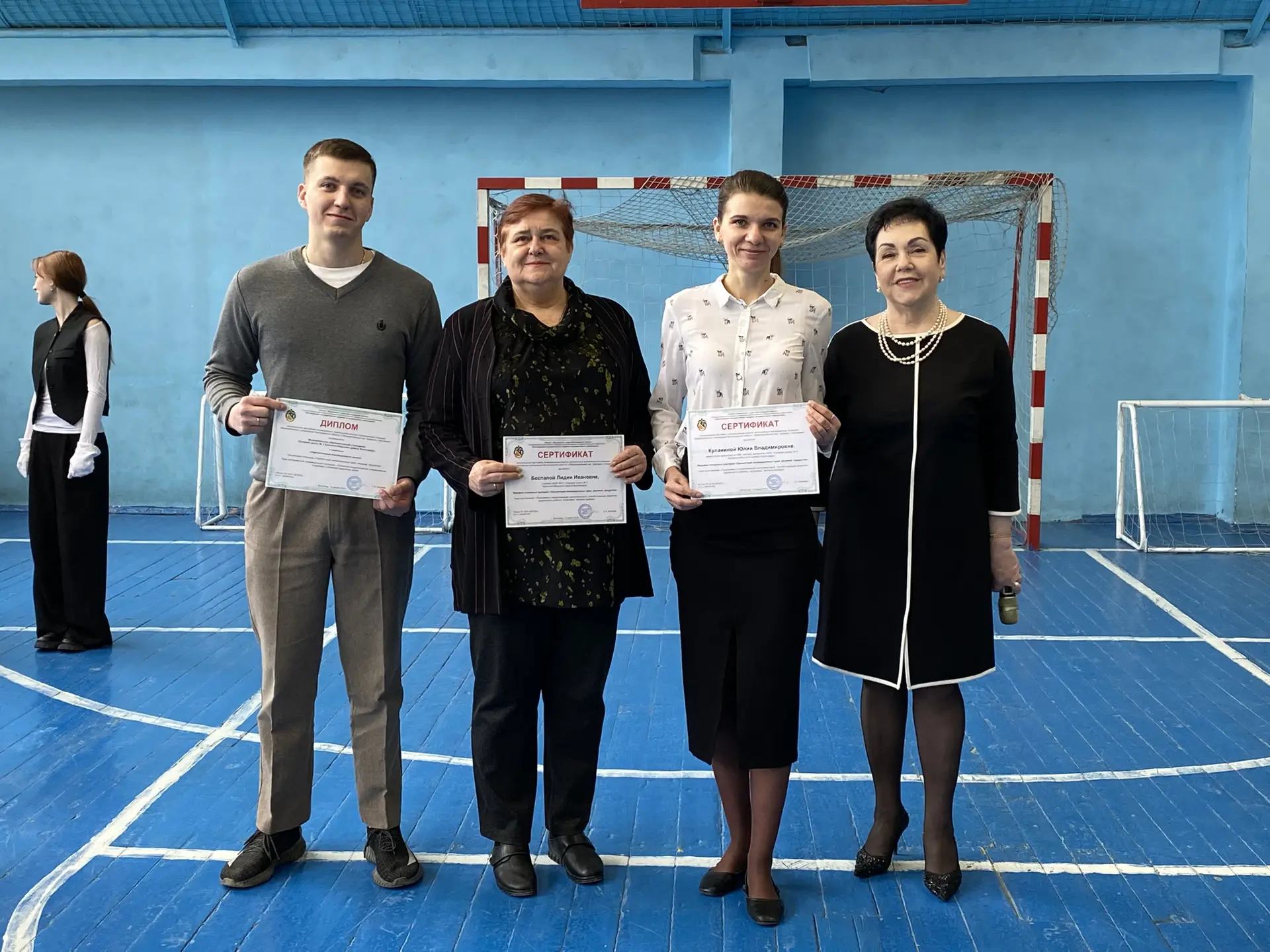 🇷🇺Традиционно утро понедельника в нашей школе началось с поднятия государственного флага Российской 