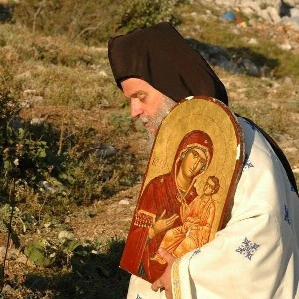 "Если кто-то раздражен - лучше не пытаться заговорить с ним,пусть даже и по-доброму.Он похож на ране