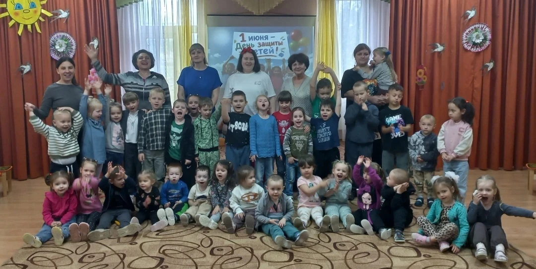 День защиты детей - первый день лета, и в этот день к ребятам в садик пришла художница ...