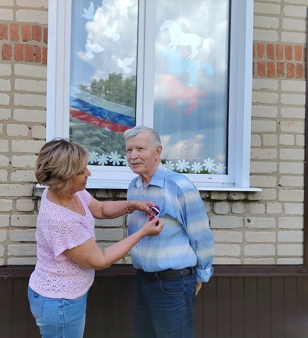 «Триколор единства»–уличная акция по раздаче лент триколор ко Дню России.
Российский флаг – Отечеств