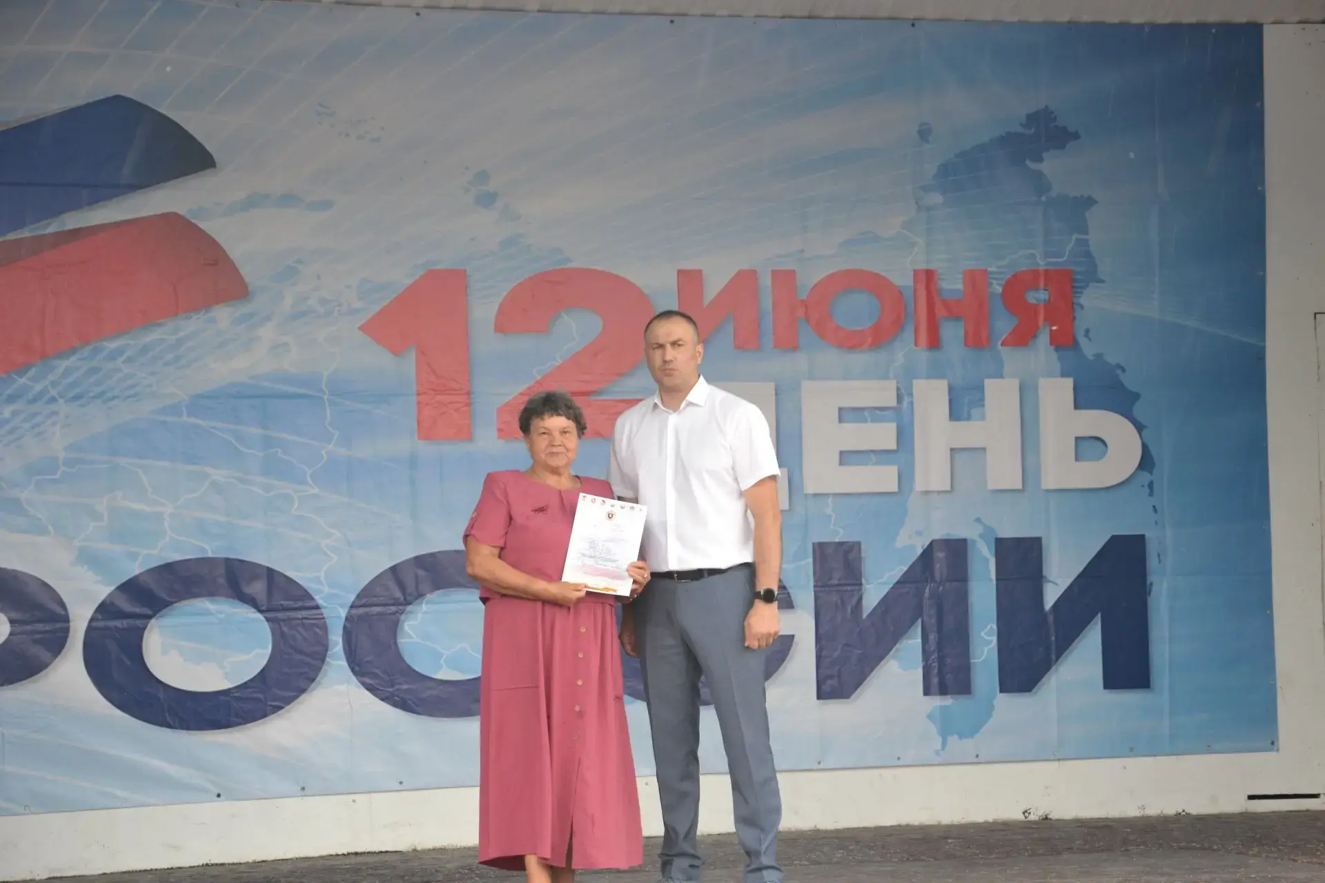 Сегодня в Упорово после финиша велопробега жителей и гостей села ждал праздничный концерт. Солисты, 