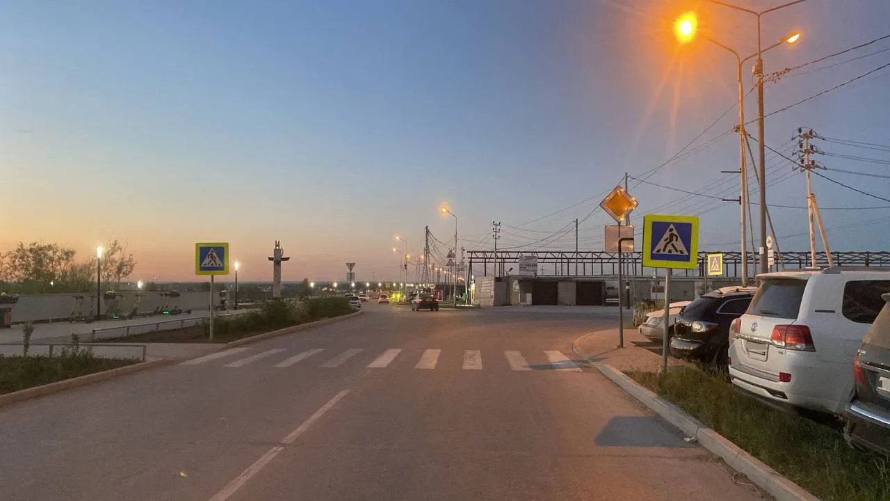 Водителя электросамоката разыскивают после наезда на троих пешеходов в Якутск