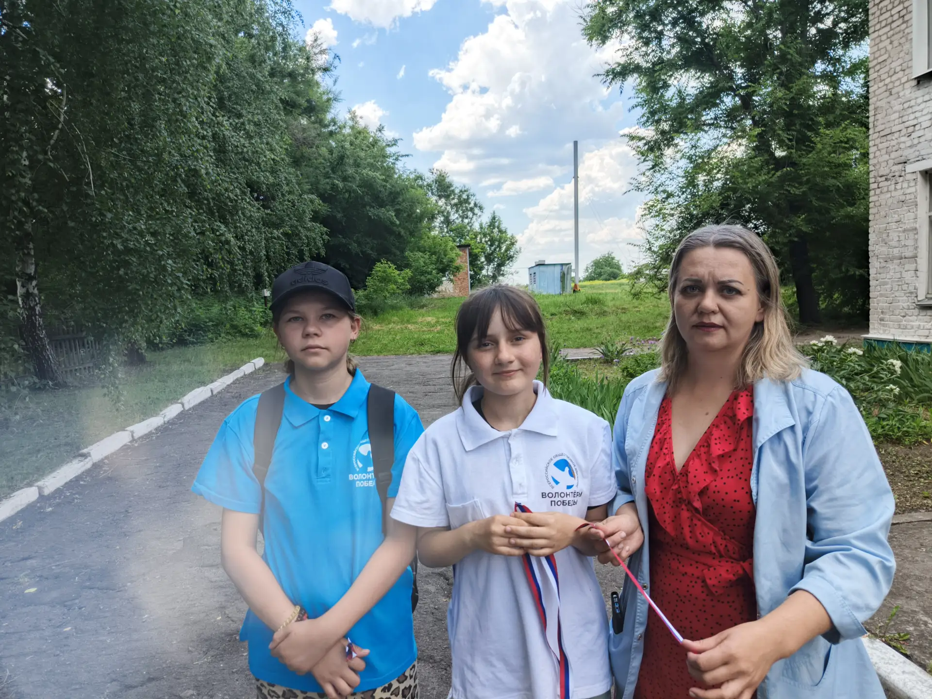 В преддверии Дня России воспитанники пришкольного лагеря «Чебурашка», а также юнармейцы...