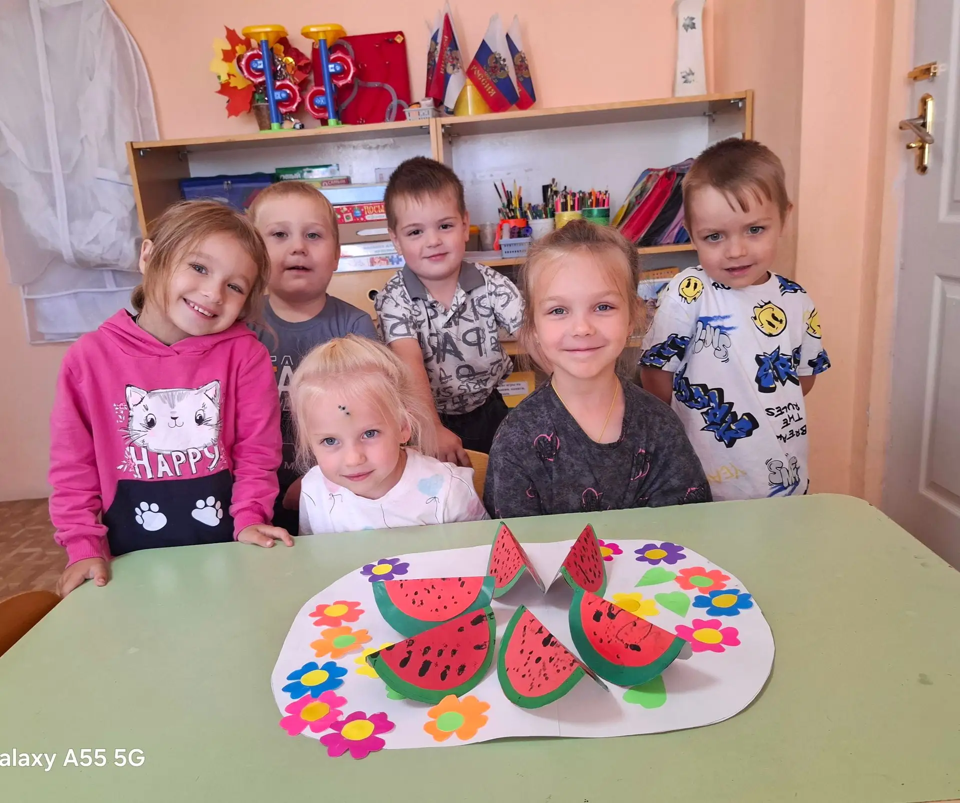 Сегодня  наши воспитанники   выполнили  коллективную  аппликацию «Арбузные  дольки на к...