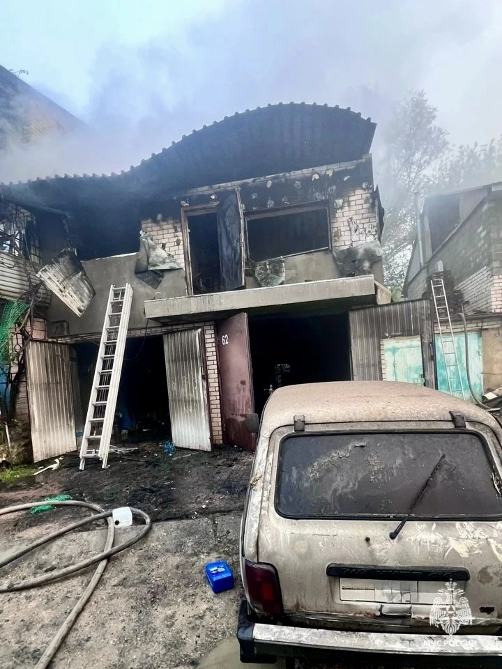 В Ставрополе в гаражном кооперативе сгорели три автомобиля, два мотоцикла и мопед 🔥    Пожар на улиц