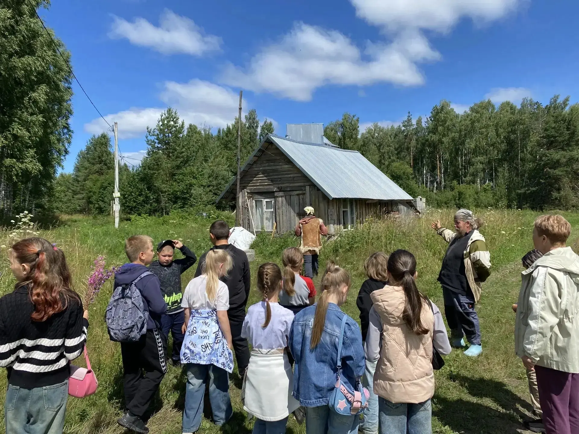 📅☀️ 17 июля группа ребят из лагеря МБОУ "Краногорбатская СОШ" побывала на экскурсии в д. Митяково. 