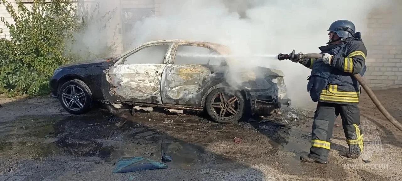 Автомобиль сгорел после атаки БПЛА в Рубежном.