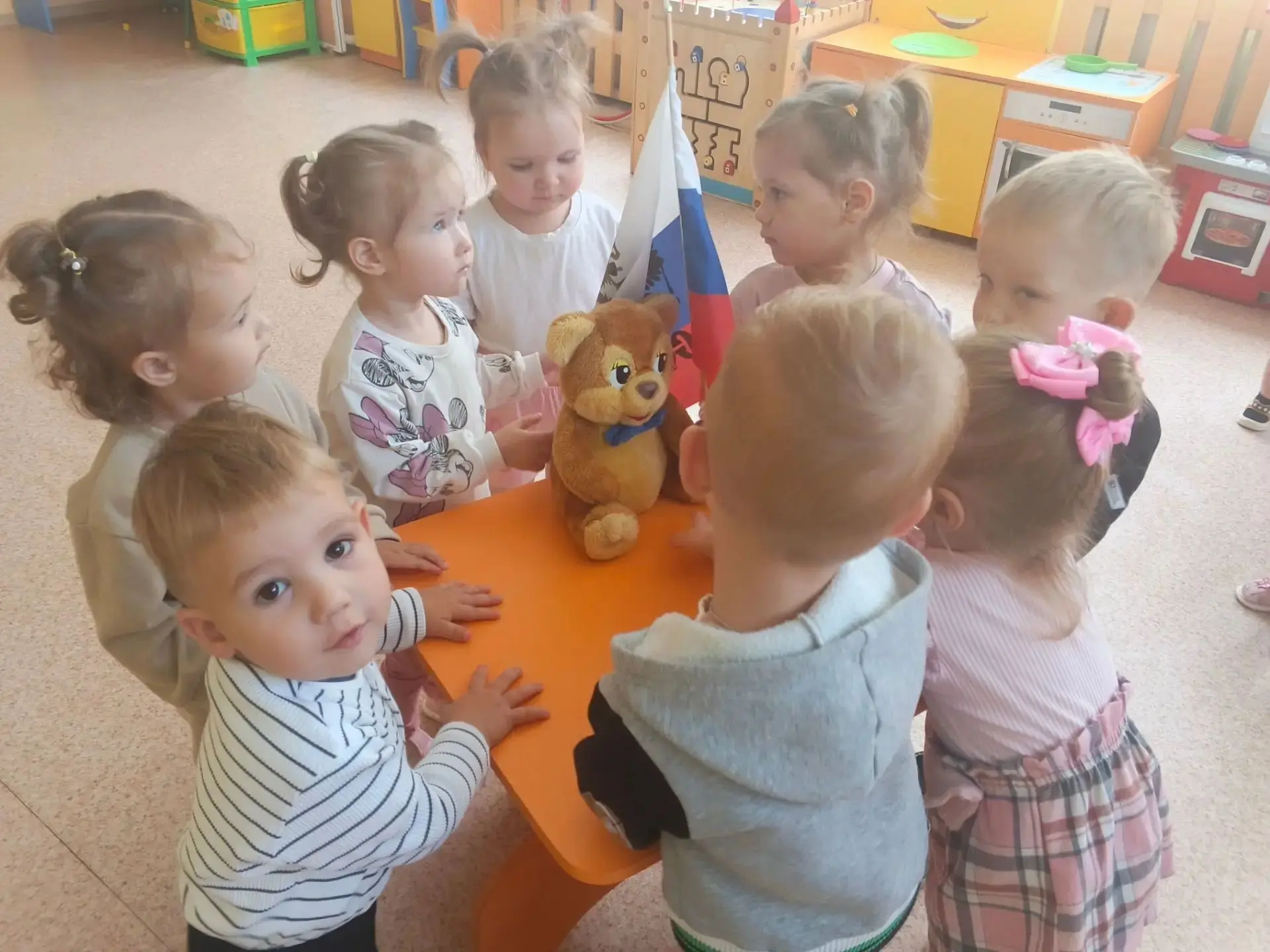 🇷🇺 К нашим малышам заглянул Мишутка — и сразу стало веселее и интереснее! 🐻 Он так з...