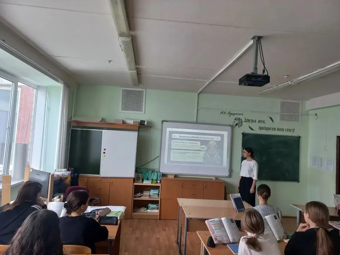 🔔 Урок финансовой безопасности: «Тёмная сторона ИИ»  Во вторник для учащихся 9‑х классов прошёл позн