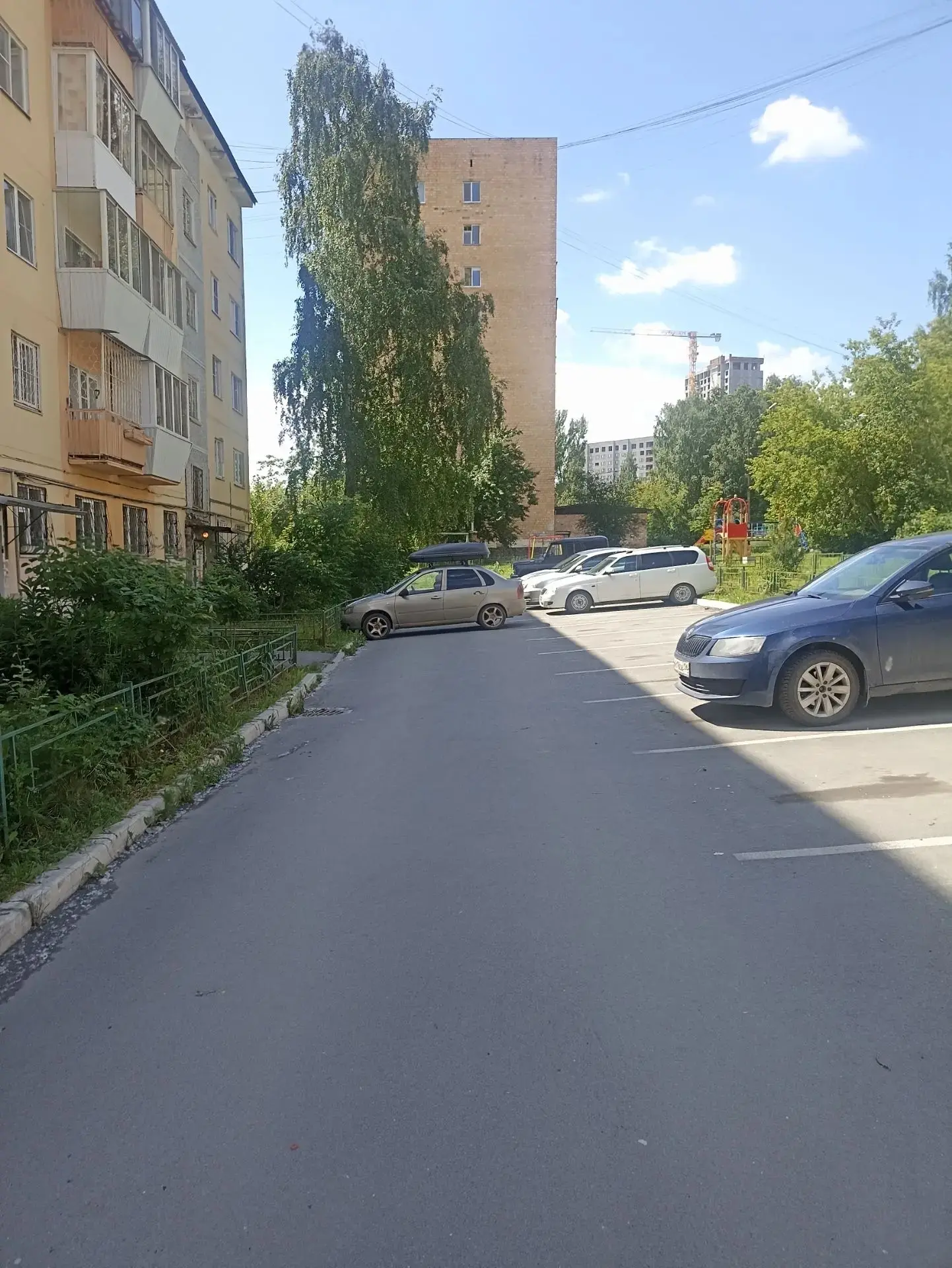 Чья машина укатилась с парковки?