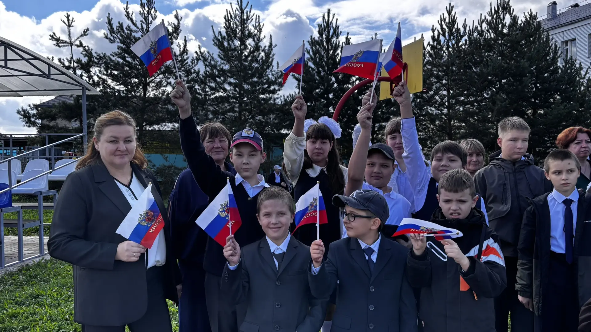 Каждый год звонок весёлый Собирает вместе нас. Здравствуй, осень! Здравствуй, школа! Зд...
