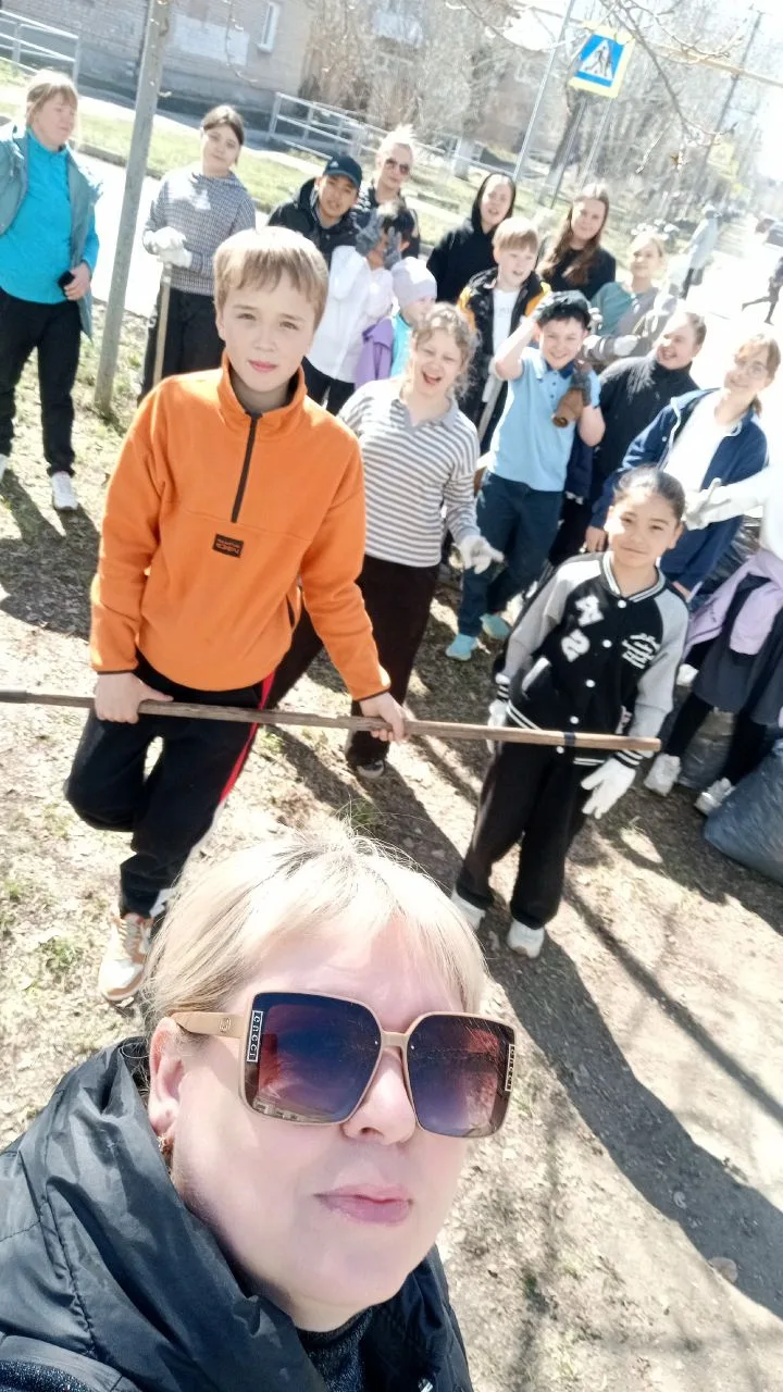 Традиционный субботник объединил сегодня учеников, учителей и родителей! Территория любимой школы и 