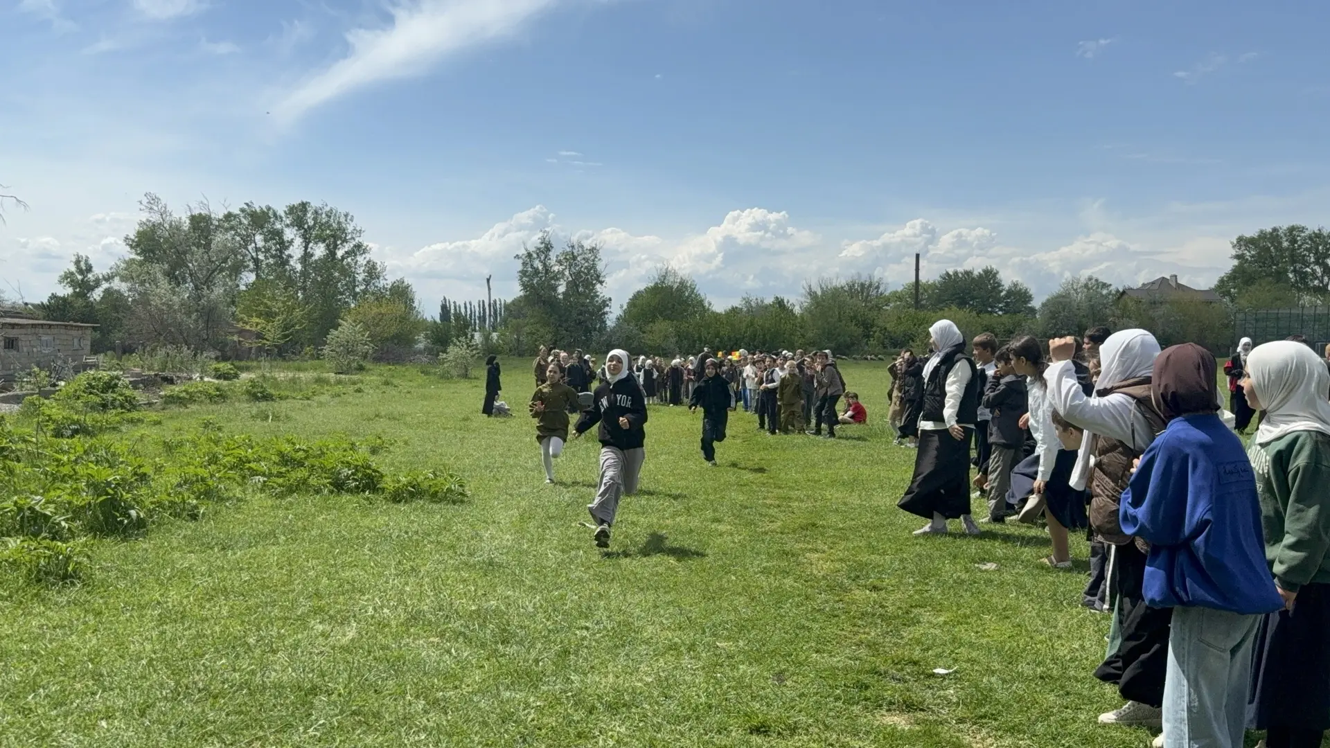 В честь Дня Победы, после торжественных мероприятий, учащиеся 2-8 классов нашей школы собрались на с