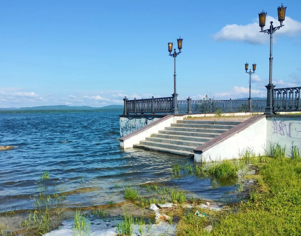 Воды на Иртяше прибавилось. Со лестницы теперь можно сразу окунуться в воду :)