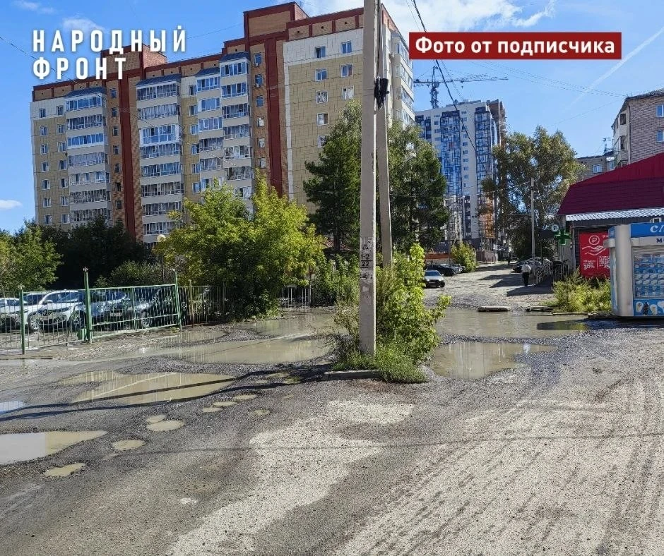 Озеро на всю проезжую часть на улице Маяковского разливается после каждого дождя