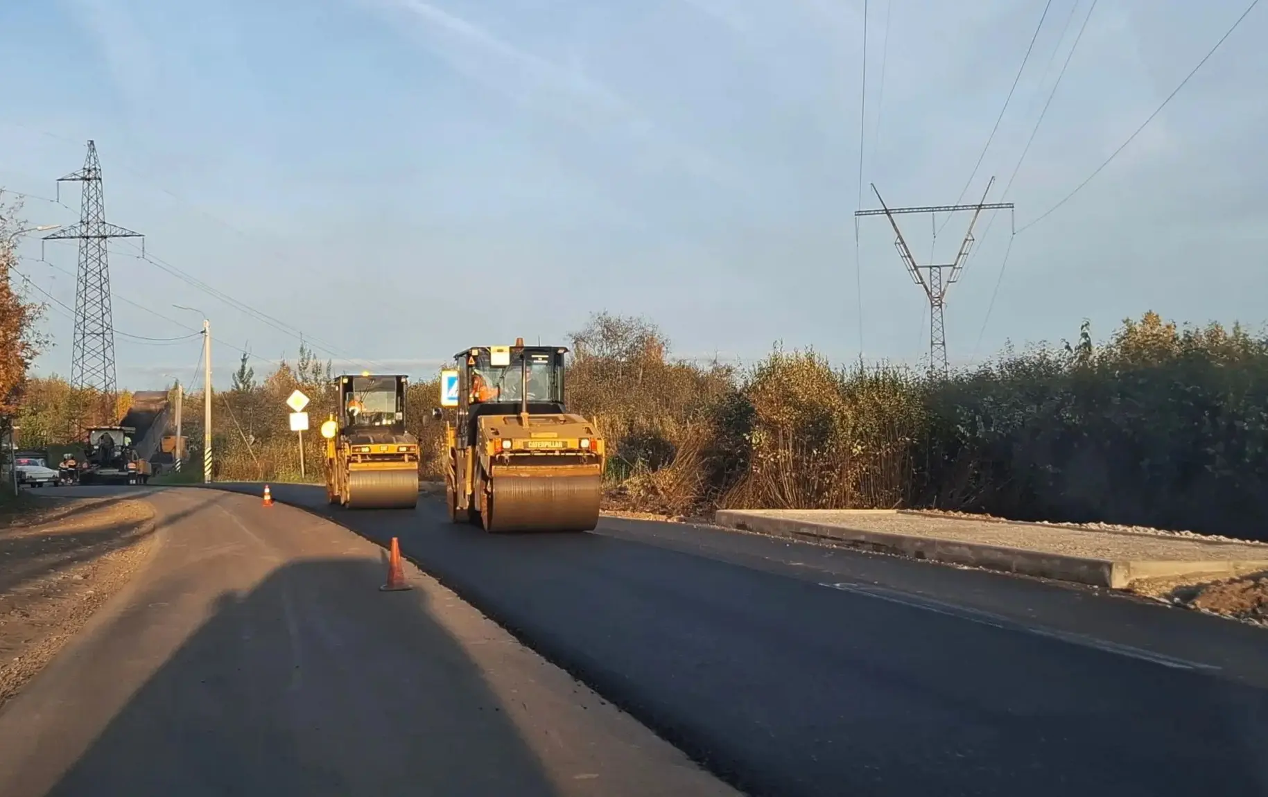 На дачной дороге решили положить второй слой асфальта.