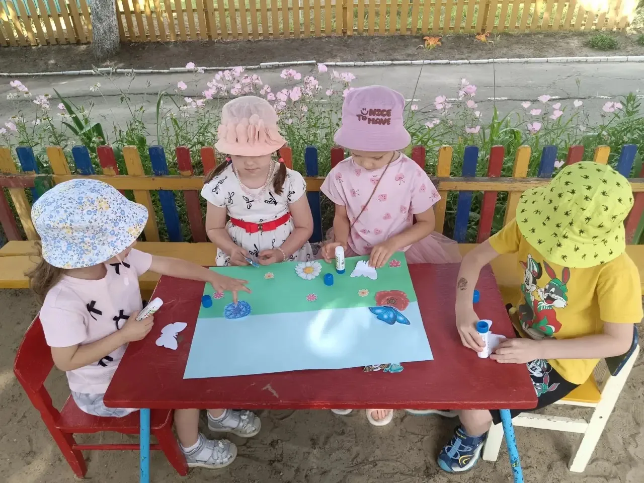 🦋Ребята из группы "Фиксики" подготовили коллективную аппликацию «Бабочки на полянке» — это яркое, у