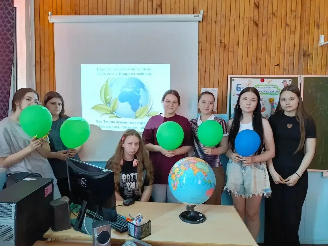 💪 День в трудовом отряде прошёл активно и с пользой!

Сегодня ребята трудились в здании начальной ш