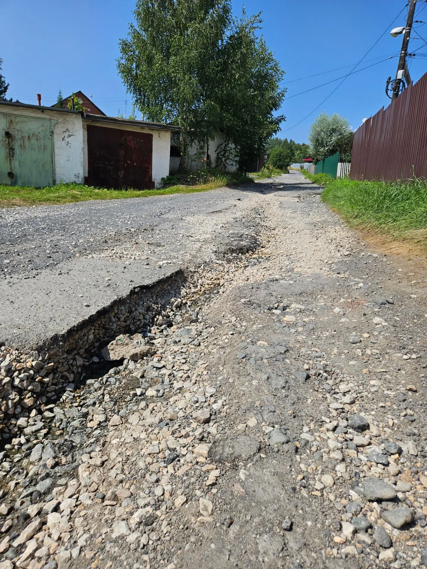 Улица Крутой спуск стала теперь не только куртой но и ОПАСНОЙ. Асфальт буквально смыло!! Кругом глуб