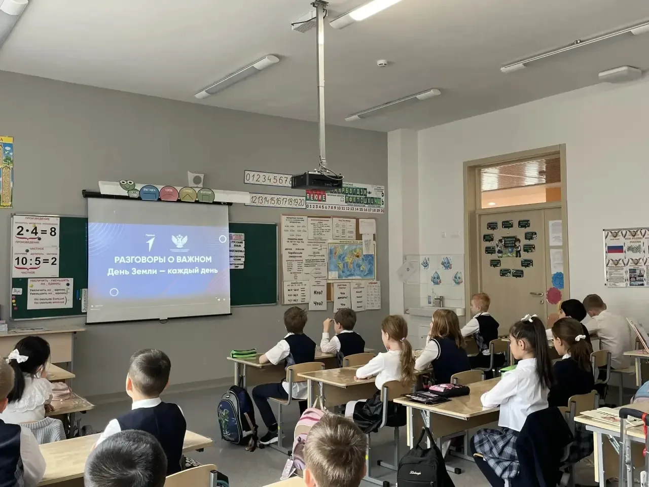 🇷🇺РАЗГОВОРЫ О ВАЖНОМ🇷🇺  🔔 Утро понедельника 20 апреля 2026 года в нашей школе традиционно началось с