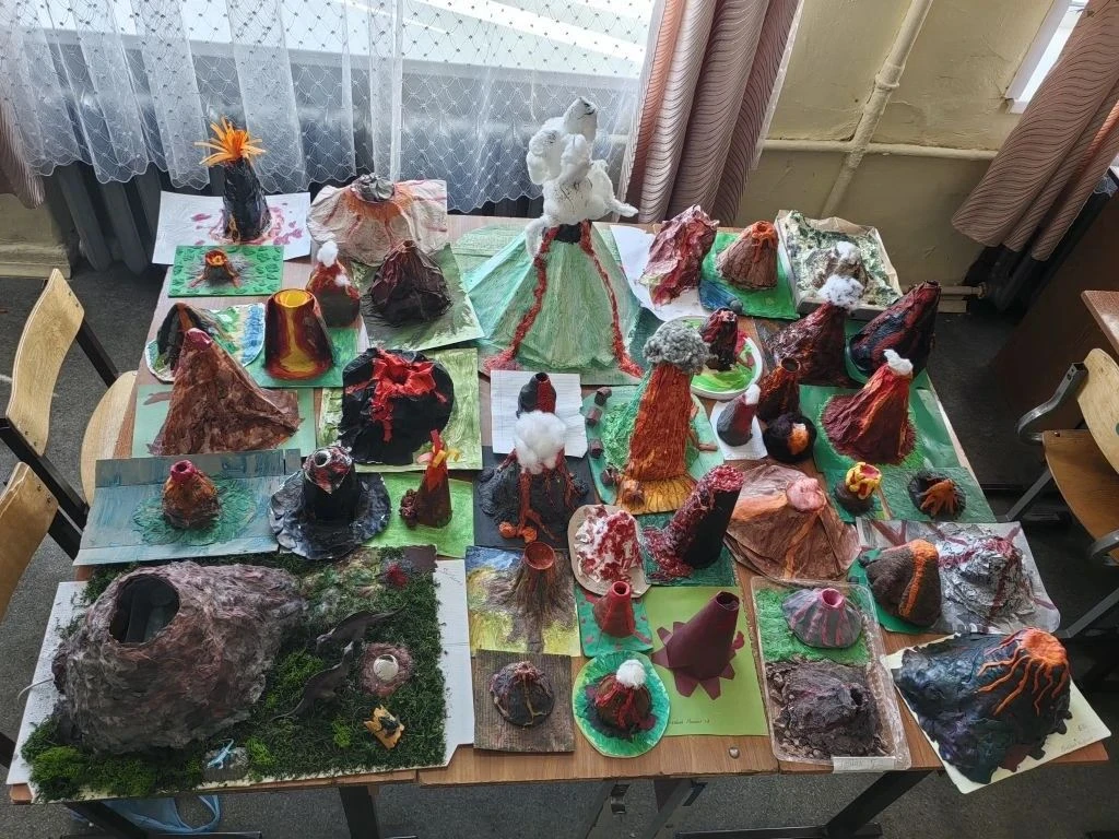 🌋 Отличники географического креатива. В школе прошёл конкурс моделей вулканов
