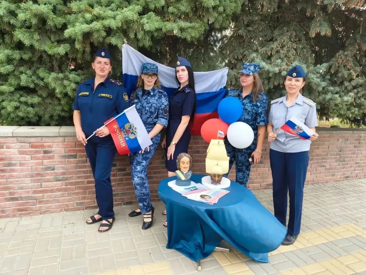 В городе Ленинске прошла акция,  посвященная Дню  государственного флага