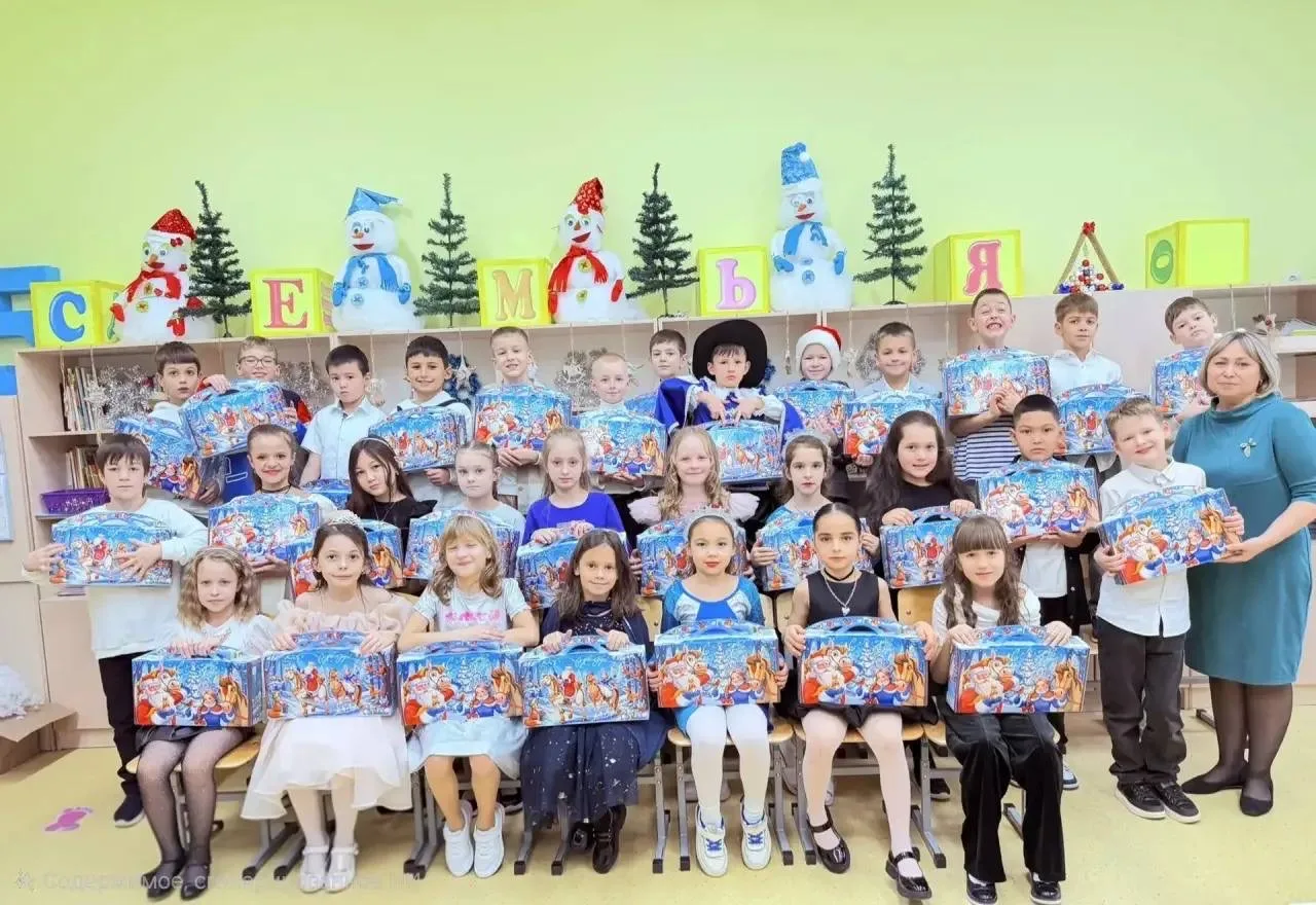 🎄✨ Новогодние подарки для учеников 1–4 классов ✨🎄  В преддверии Нового года ученики 1–4 классов трад