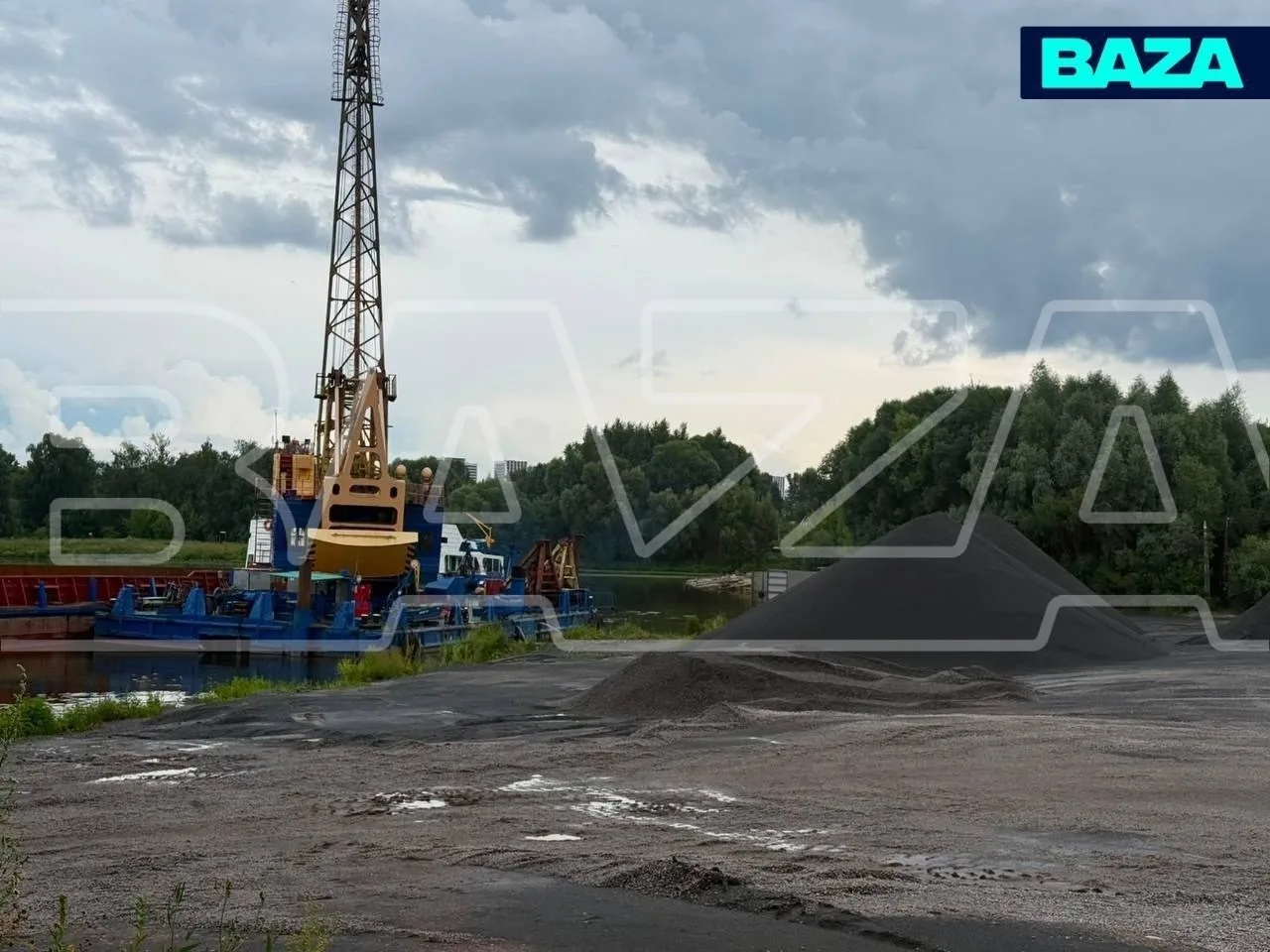 В Долгопрудном образовалась пробка из кораблей — огромная баржа села на мель и перекрыла гавань. Гру