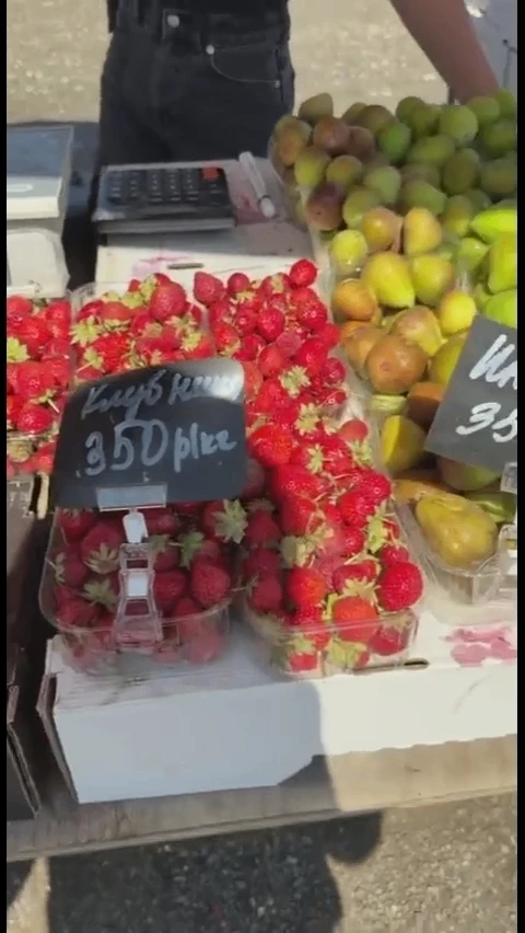 Клубника в Витязево по 350-400. Местная дороже, по 400. Из Крыма по 350р.