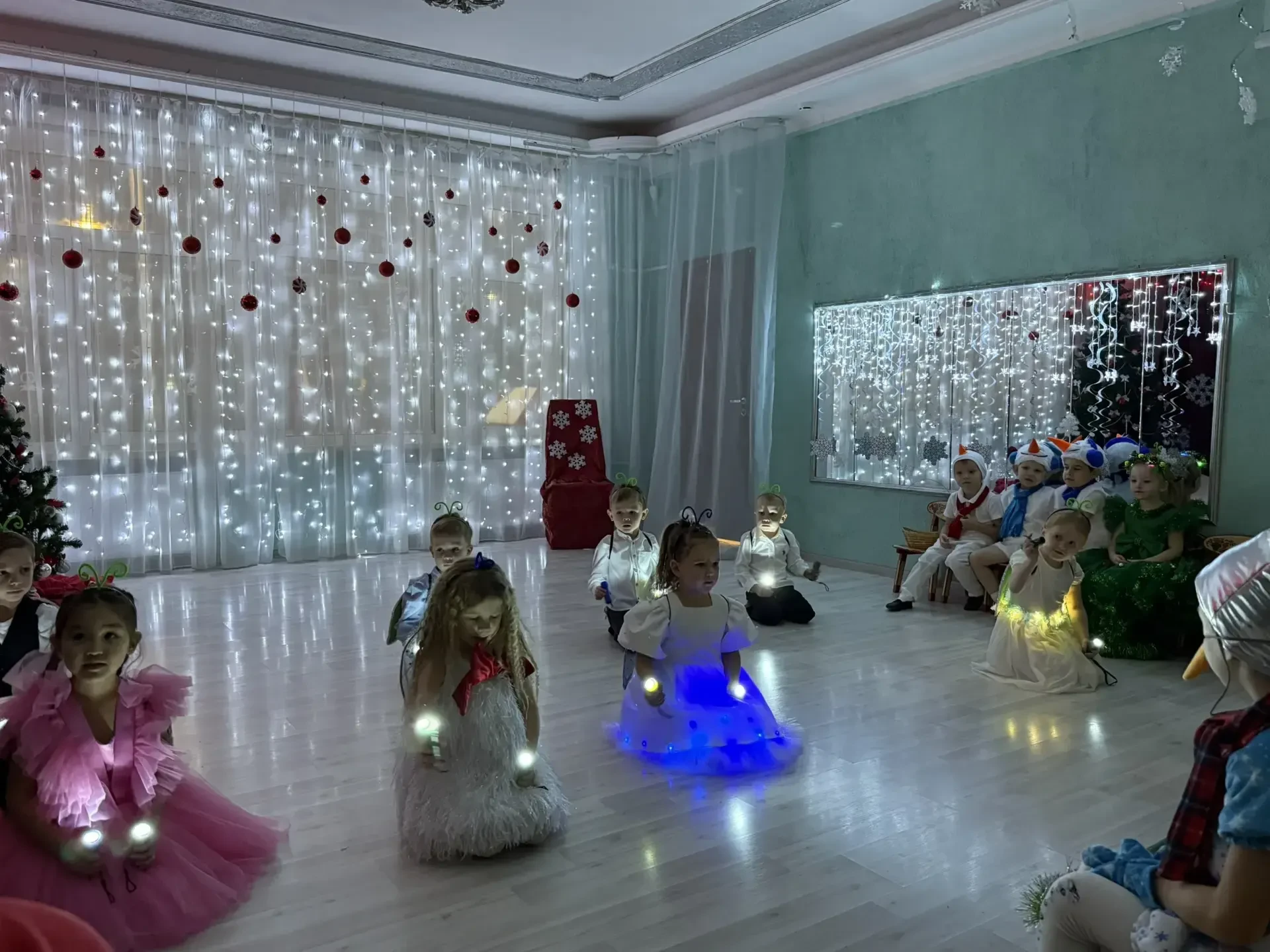 🎄Сказочно украшенный музыкальный зал, сверкающие огоньки, нарядная ёлка, увлекательные...
