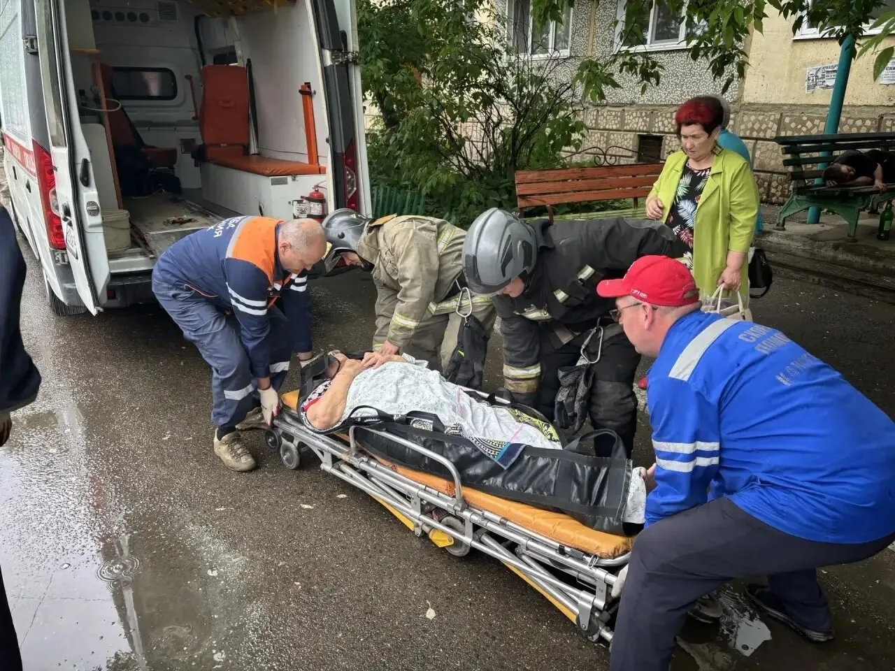 Пожарные помогли медикам эвакуировать неходячего пациента в Канском округе

10 июня 2026 года сотруд