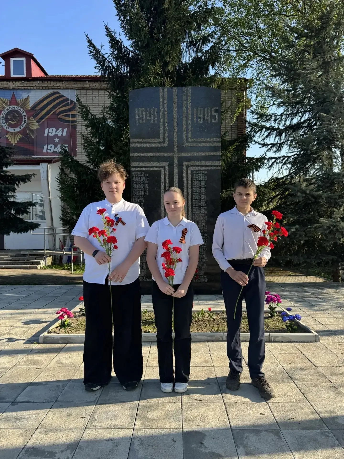 Ученики 7г класса продолжают акцию "Я помню!". Сегодня они убрали и украсили памятник павшим воинам 