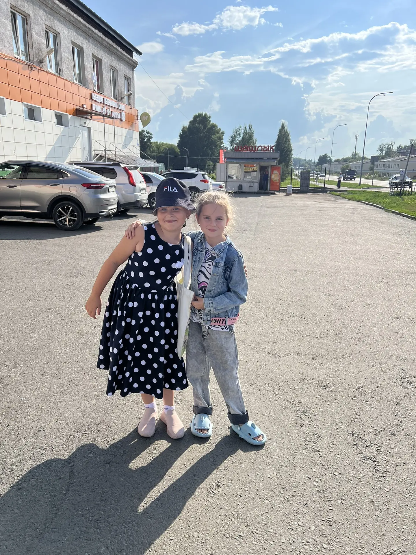 Встретились , наконец-то, подружки Мира и Рита! Соскучились 🥰! Будут учиться в одном классе!