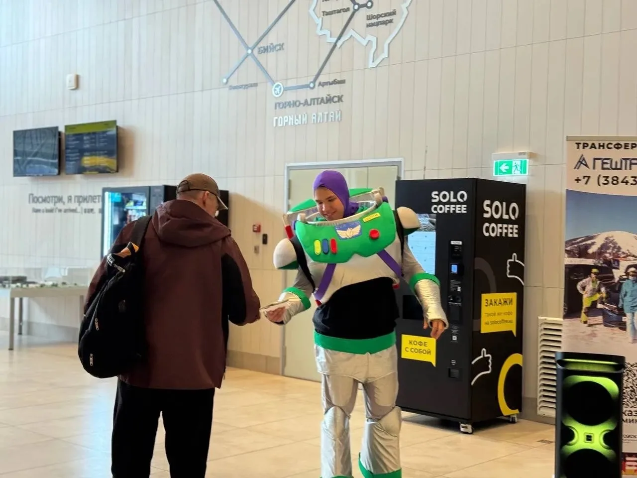 😁В День космонавтики в аэропорту Новокузнецка пассажиров встречал космический герой   В терминале дл