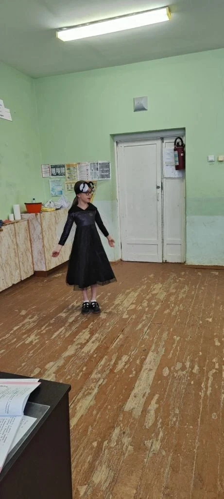 🎭 Волшебство на сцене: ученики 2б покорили зрителей!  В рамках Недели начальных классов наши юные ар