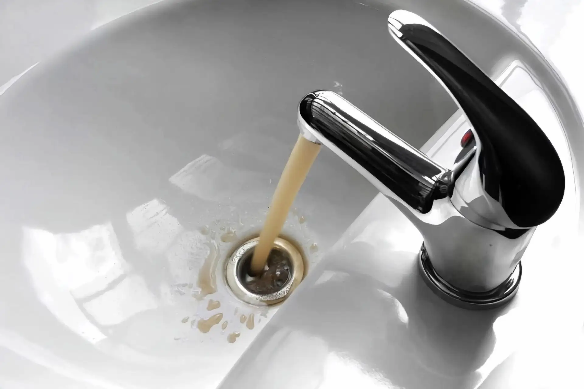 🚰 Ржавая вода из крана: что делать и куда обращаться