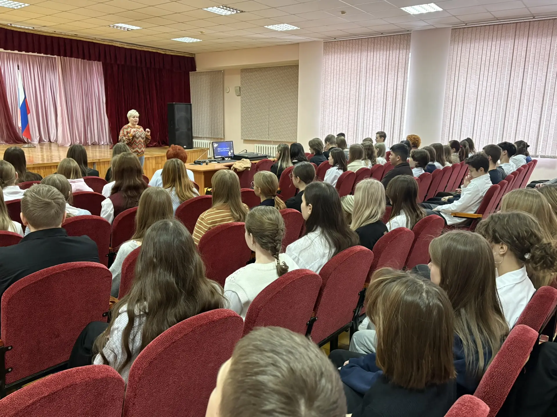 Сегодня в нашей школе состоялась «Классная встреча» с участником СВО. 🇷🇺 Встреча прошла в теплой атм