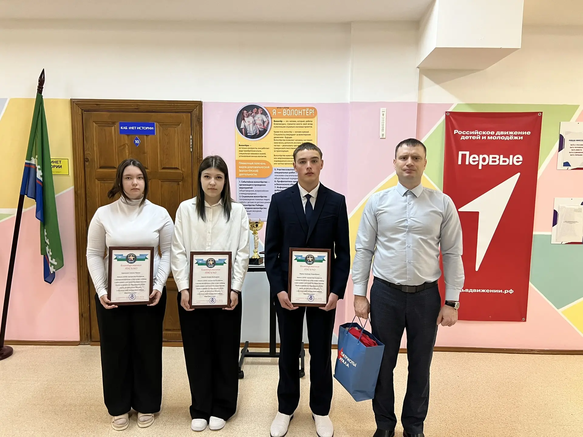 Сегодня в школе прошла очередная общешкольная линейка с выносом флага РФ и исполнением ...